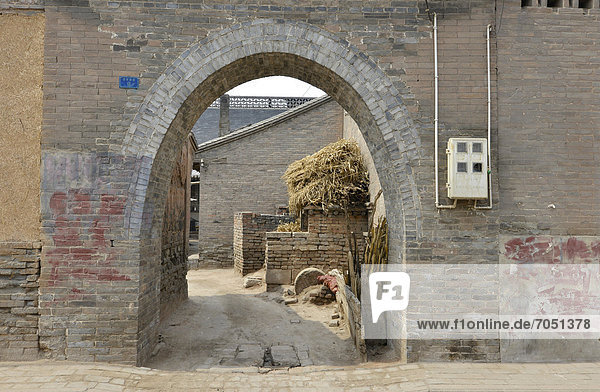 Archway to a traditional residential courtyard  historic city centre of Pingyao  UNESCO World Heritage Site  Shanxi  China  Asia