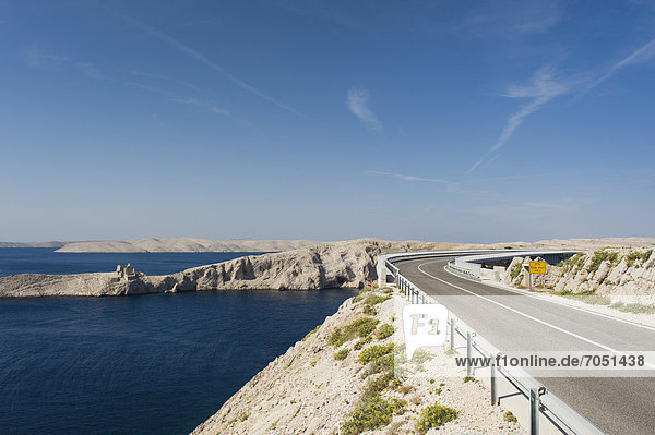 Felsenküste und Straße bei der Brücke  die Pag mit Dalmatien verbindet  Ljubacka vrata  Insel Pag  Adria  Kvarner-Bucht  Kroatien  Europa