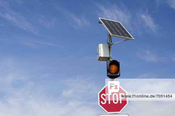 Solarzellen liefern die Energie für ein Warnblinklicht vor einer Straßenkreuzung  Vlasici  Insel Pag  Adria  Kvarner-Bucht  Kroatien  Europa