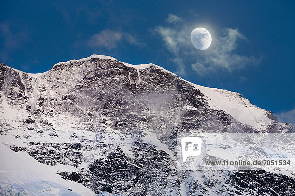 Mond über Berner Alpen  Grimmelwald  Berner Oberland  Schweiz  Europa