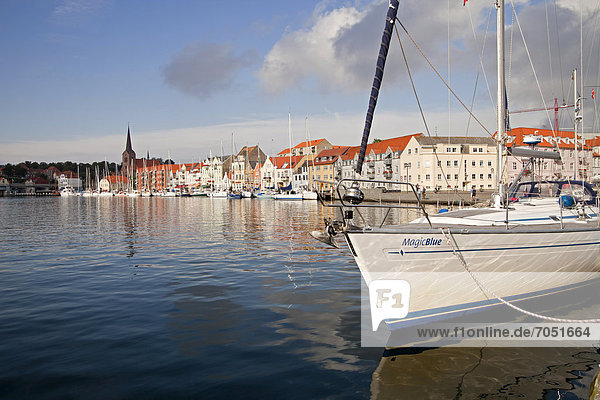 Segelboot und Stadthafen von S¯nderborg  Sonderburg  Dänemark  Europa
