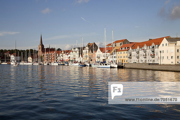 Hafenfront und Uferpromenade in S¯nderborg  Sonderburg  Dänemark  Europa