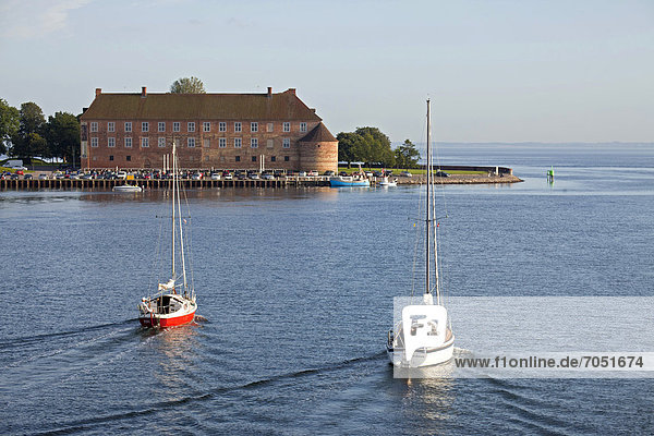 Segelboote vor der Burg in S¯nderborg  Sonderburg  Dänemark  Europa
