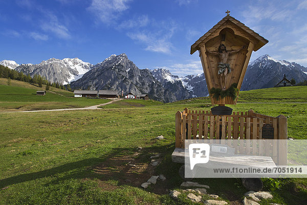 Wegkreuz  Walder-Alm  dahinter Karwendel-Gebirge  Gnadenwald  Tirol  Österreich  Europa
