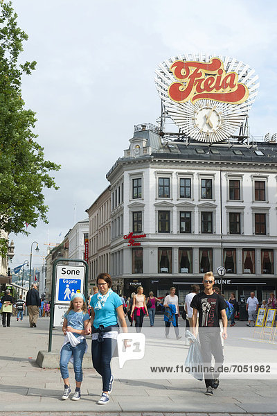 Menschen auf der Fußgängerzone  Werbung für Freia  Karl Johans Gate  Oslo  Skandinavien  Nordeuropa  Europa