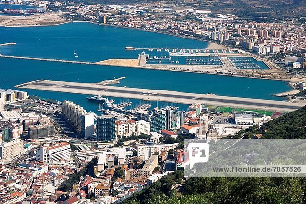 Felsbrocken Rollbahn über Flughafen Ansicht Gibraltar