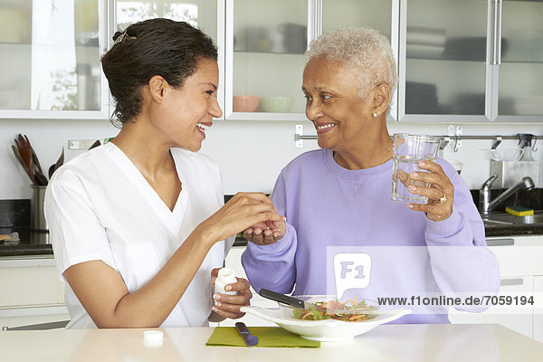 Frau  nehmen  Gesundheitspflege  amerikanisch  essen  essend  isst  Mittagessen