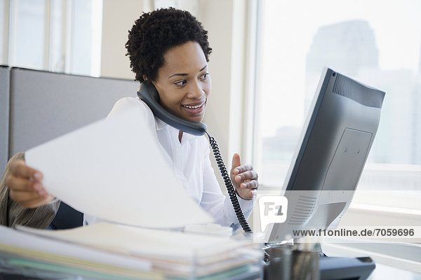 benutzen  Geschäftsfrau  Computer  sprechen  Telefon  amerikanisch