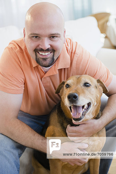Mann umarmen lächeln Hund