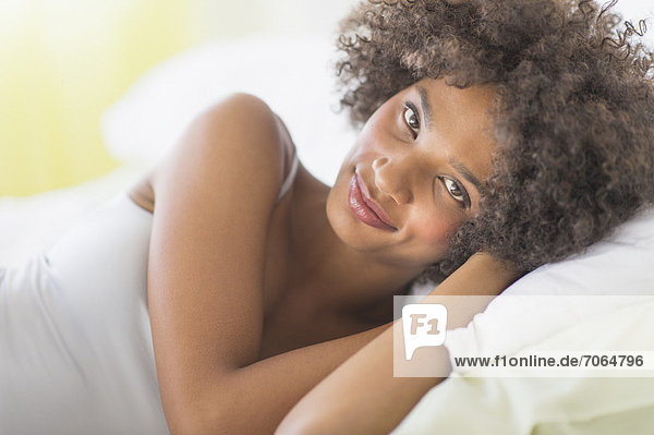 Portrait einer Frau auf Bett liegend