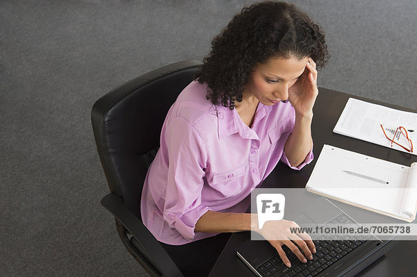 Weiblich working in office