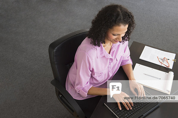 Weiblich working in office