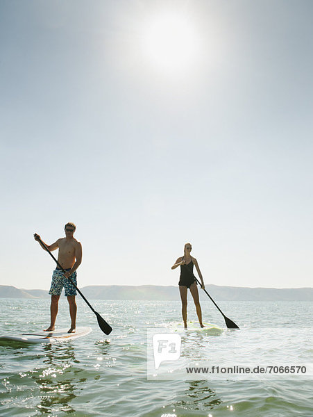 stehend  Mensch  zwei Personen  Menschen  2  Surfboard