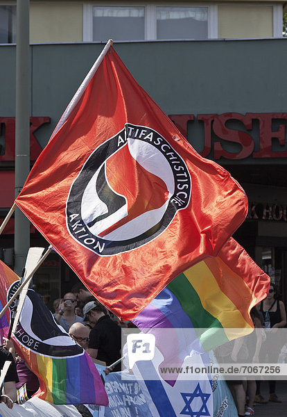 Fahne  Antifaschistische Aktion  Regenbogenfahnen  Nationalflagge Israels  Kundgebung gegen den Al-Quds-Tag  Demo gegen Antisemitismus und Islamismus am 18.08.2012  Adenauer Platz  Berlin  Deutschland  Europa