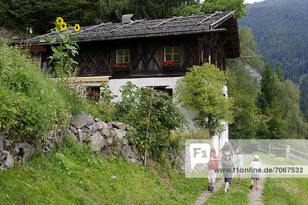 Wanderer vor einem Bauernhaus  Bad Dreikirchen bei Barbian  Eisacktal  Südtirol  Alto Adige  Italien  Europa