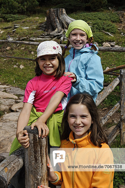 Kinder beim Bergsteigen  Wanderer  Raschötz bei St. Ulrich  Grödnertal  Südtirol  Alto Adige  Italien  Europa