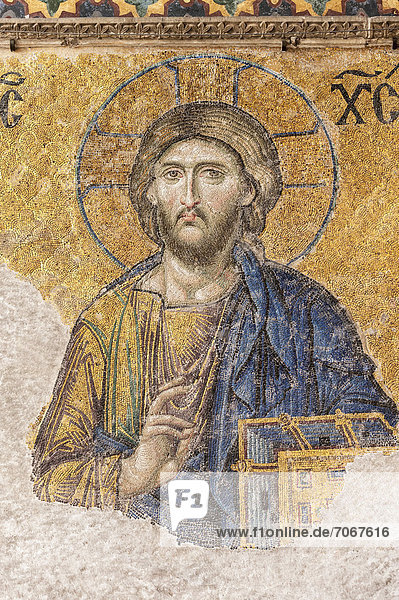 Hagia Sophia  Detailansicht des DeÎsis-Mosaiks  Jesus Christus zwischen der Jungfrau Maria und Johannes dem Täufer  Istanbul  Türkei