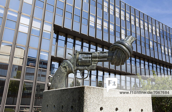 Revolver mit Knoten  das Denkmal Non Violence von Carl Frederick Reuterwärd  Jean-Monnet-Bau der Europäischen Kommission  Europaviertel Kirchberg-Plateau  Luxemburg Stadt  Europa