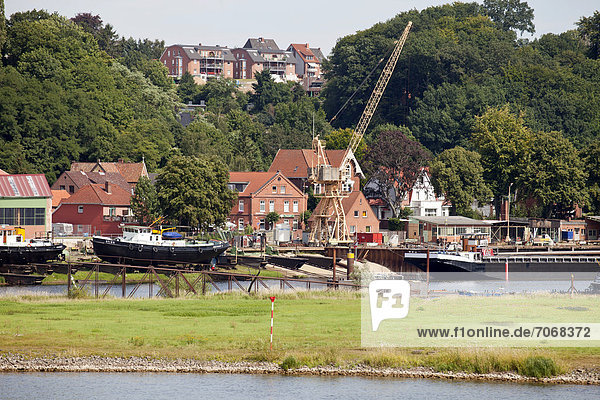Boote  Werft und Kran in Lauenburg Elbe  Kreis Herzogtum Lauenburg  Schleswig-Holstein  Deutschland  Europa