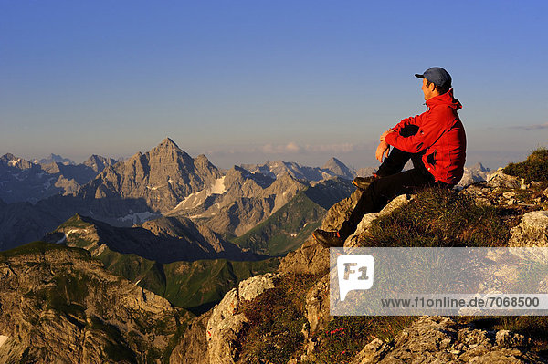 Bergsteiger mit Bergpanorama  Geißhorn  Tannheimer Tal  Tirol  Österreich  Europa