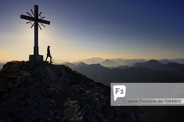 Gipfelkreuz im Gegenlicht  Geißhorn  Tannheimer Tal  Tirol  Österreich  Europa