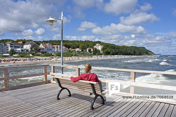 Frau Auf Bank Seebrucke Bansin Insel Usedom Mecklenburg Vorpommern Deutschland Europa