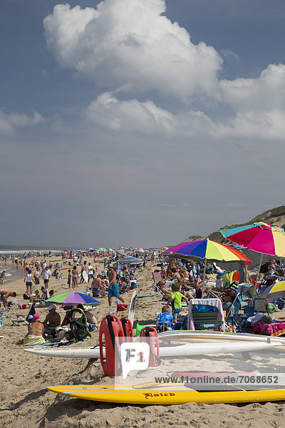 The crowded Head of the Meadow Beach in Cape Cod National Seashore  Truro  Massachusetts  USA