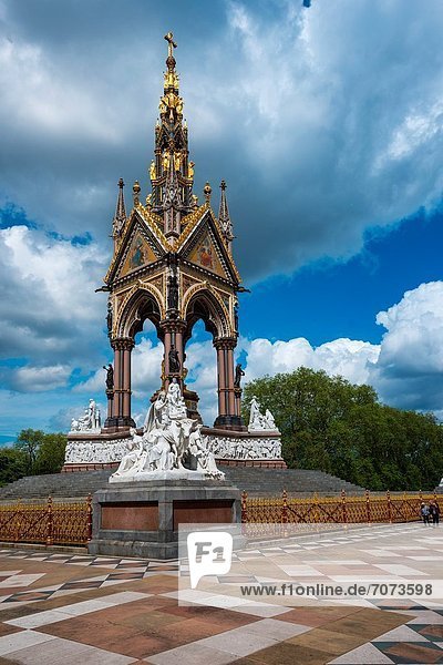 Das Albert Memorial befindet sich in Kensington Gardens  London  England