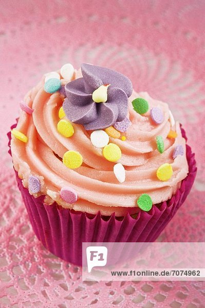 Cupcake mit Buttercreme  Zuckerkonfetti und Veilchen