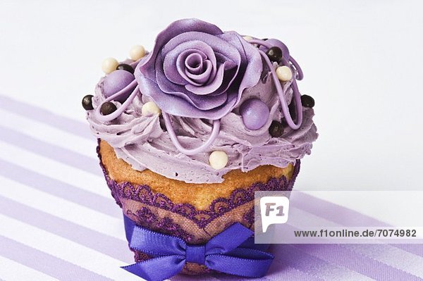 Cupcake mit lila Zuckerrose