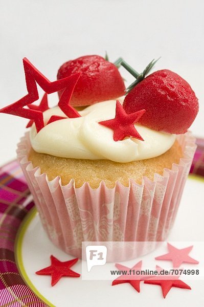 Cupcake mit Marzipanerdbeeren und roten Sternen