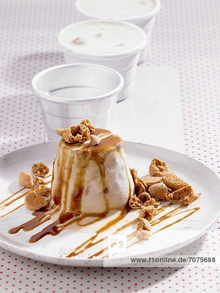 Coffee ice cream with Amerettini and caramel sauce