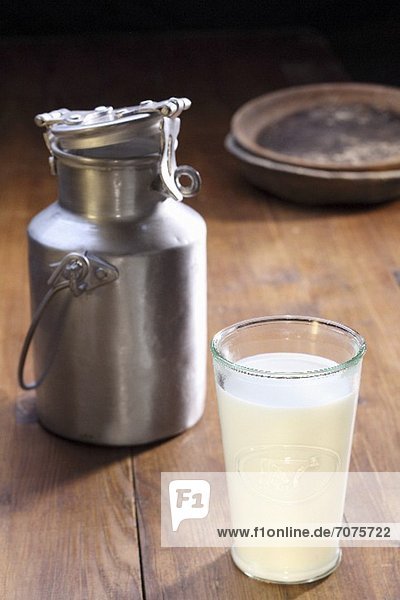 Milchkanne und Milchglas