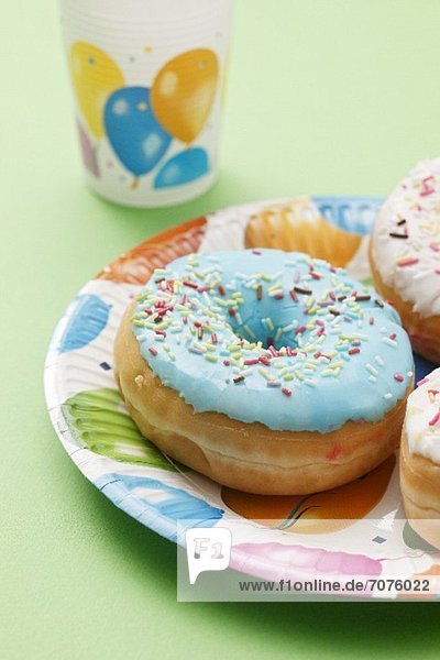 Doughnut mit blauer Glasur und Zuckerstreuseln