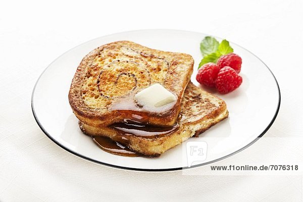 French Toast mit Zimtbrot  Ahornsirup und Butter
