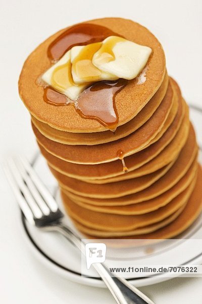 Grosser Stapel Pancake mit Ahornsirup und Butter