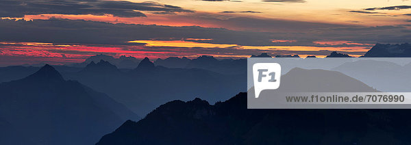 Bergsilhouette  hinten Kleiner und Großer Mythen  Stanserhorn  Schweiz  Europa