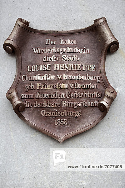 Plakette am Denkmal von Louise Henriette  Kurf¸rstin v. Brandenburg  geb. Prinzessin v. Oranienburg  Oranienburg  Brandenburg  Deutschland  Europa
