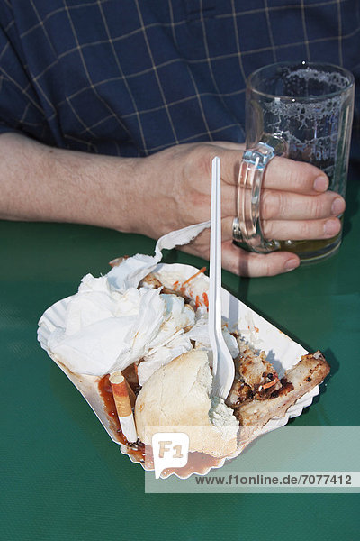 Ausgedr¸ckte Zigarette  Essensreste  Symbolbild f¸r Tischmanieren  schlechtes Benehmen