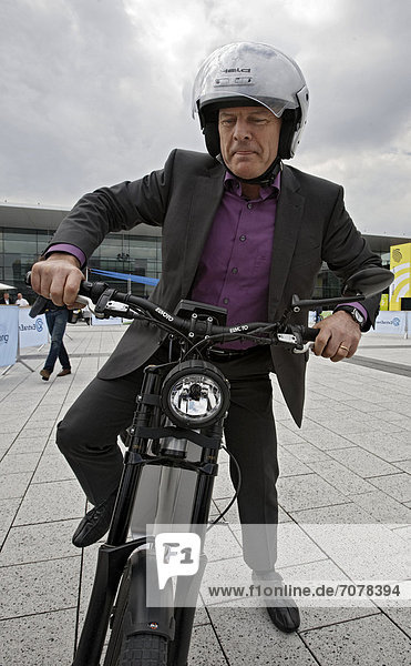 Winfried Hermann  baden-w¸rttembergischer Minister f¸r Verkehr und Infrastruktur  fährt mit einem E-Bike in Stuttgart  Baden-W¸rttemberg  Deutschland  Europa