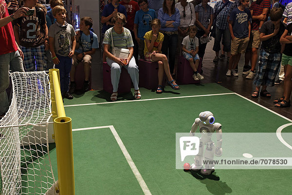 NAO spielt Fußball  humanoider Roboter von Aldebaran Robotics  Ideenpark 2012  Technik-Erlebniswelt f¸r Jugendliche  Essen  Ruhrgebiet  Nordrhein-Westfalen  Deutschland  Europa
