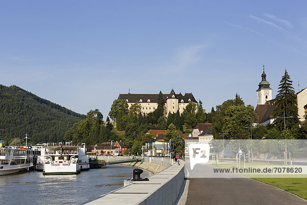 Danube river  Greinburg Castle and Donaulaende park with floodwalls  Grein  Muehlviertel region  Upper Austria  Austria  Europe