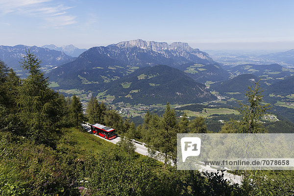 Bus auf Kehlsteinstraße  Blick vom Kehlstein zum Untersberg  Berchtesgaden  Berchtesgadener Alpen  Oberbayern  Bayern  Deutschland  Europa