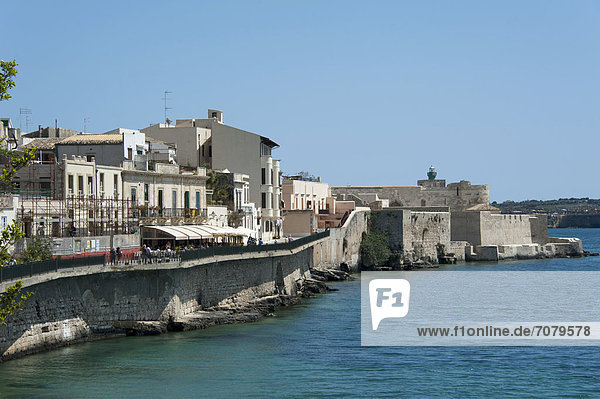 Waterfront promenade  cityscape with Castello Maniace Castle  Siracusa  Syracuse  Ortigia  Ortygia Island  Sicily  Italy  Europe