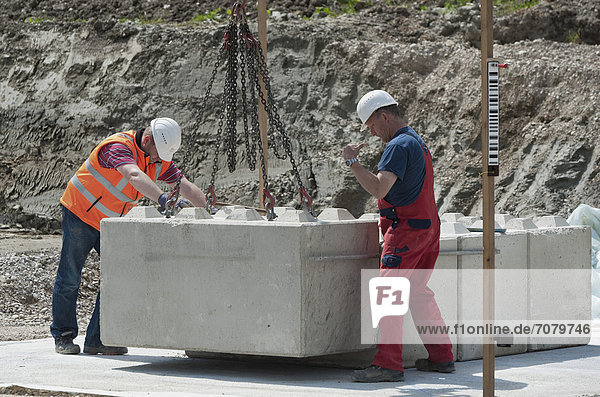 Bauingenieure setzen erste Steine f¸r eine Baugrund-Probebelastung  auf einer Baustelle in Fridolfing  Bayern  Deutschland  Europa