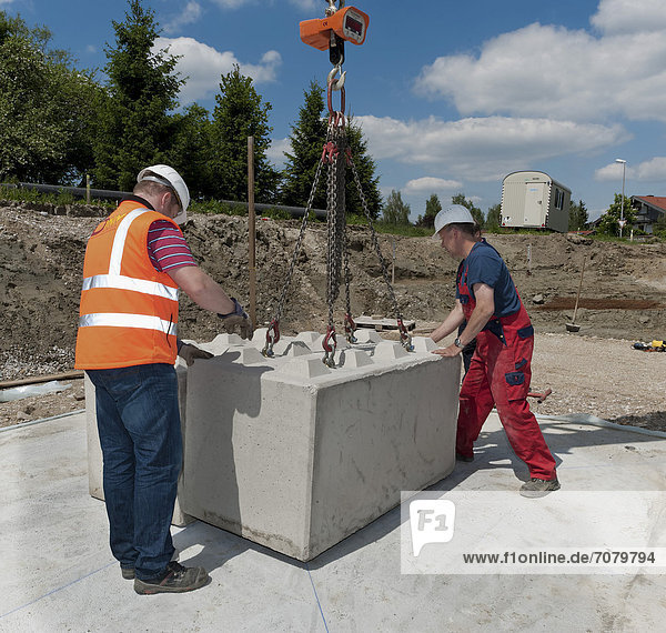 Bauingenieure setzen erste Steine f¸r eine Baugrund-Probebelastung  auf einer Baustelle in Fridolfing  Bayern  Deutschland  Europa