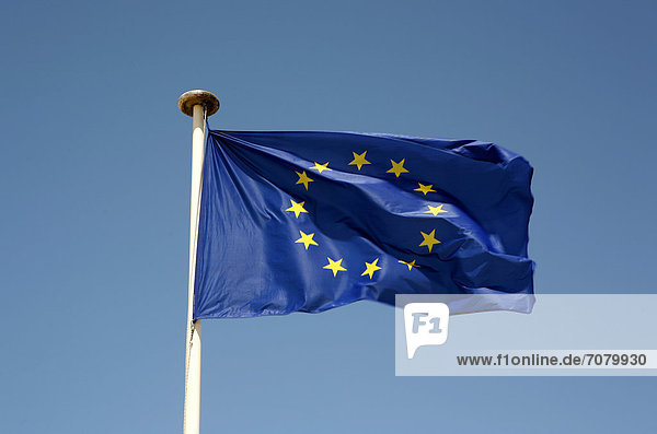 Europaflagge vor blauem Himmel