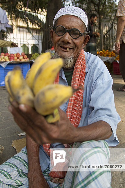 Alter Mann verkauft am Straßenrand Bananen  Dhaka  Bangladesch  S¸dasien