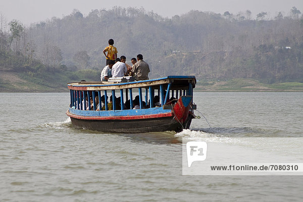 Gruppe Menschen auf Dach eines Fährbootes  Kaptai Lake  Rangamati  Chittagong Hill Tracts  Bangladesch  S¸dasien