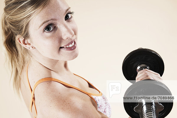 Junge Frau macht Fitnesstraining